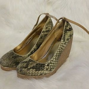 CLEARANCE! Comfy Cute Glittery wedges!